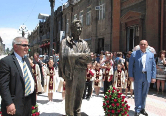 Գյումրիում բացվել է Քըրք Քրքորյանի արձանը