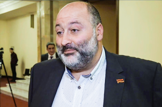 Բա­ցա­ռա­պես ազ­գա­կան­նե­րին գոր­ծի տե­ղա­վո­րող պաշ­տո­նյա­նե­րի ձեռ­քը պետք է բռ­նել