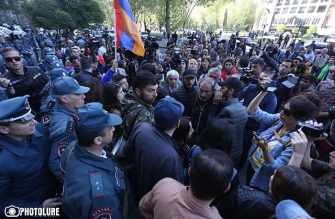 - Ոստիկանը մե՛րն ա․․․ Ո՛չ, ոստիկանը Նիկոլինն է