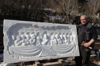 Քանդակագործն՝ անտառեզրում