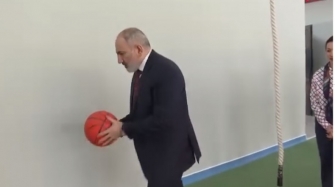Ֆիզկուլտի դասատուի գործ է անում