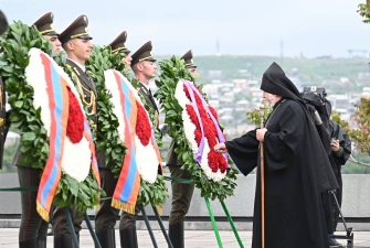Կաթողիկոսն ու բարձրաստիճան պաշտոնյաները հարգանքի տուրք մատուցեցին Հաղթանակի զբոսայգում
