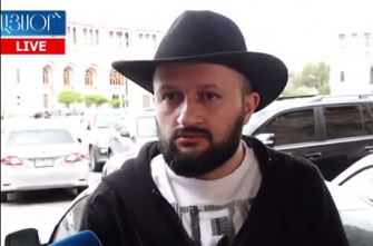 Իմ երկրի վարչապետն էստեղ ա նստած, եկել ենք մեր ընտրած վարչապետի հետ զրուցելու, ինչո՞ւ չի կատարում մեզ տված խոստումները