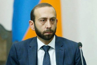Ծեծկռտուքից հետո Արարատ Միրզոյանի աշխատասենյակում քննարկում է ընթանում