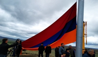 Հայ-թուրքական սահմանին՝ Անի բերդաքաղաքի դիմաց հսկա եռագույն դրոշ է տեղադրվել