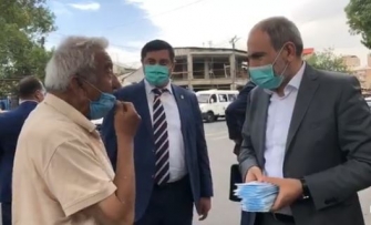 Նիկոլ Փաշինյանը բժշկական դիմակներ է բաժանում քաղաքացիներին