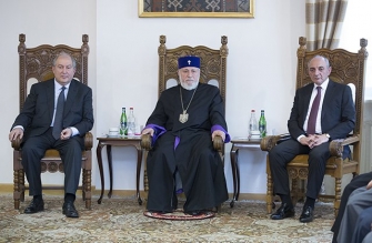 Ամենայն Հայոց կաթողիկոսը հանդիպել է ՀՀԿ անդամների հետ