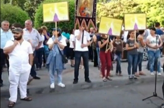 Վերջապես ոստիկանությունը հեռացրեց ցուցարարներին Սբ Էջմիածնի Դիվանատան շենքից և տարածքից