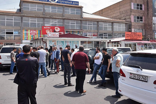 Երևանի կենտրոնում գործող հսկայական առևտրի կենտրոնում բոլորը՝ տնօրենից մինչև չգիտեմով, անհայտ են