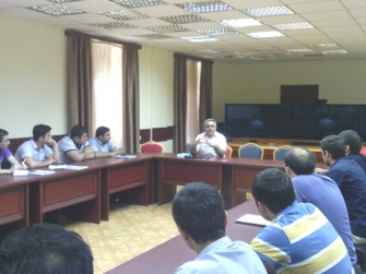 Երիտասարդները ստանում են զինծառայությանը վերաբերող հմտություններ
