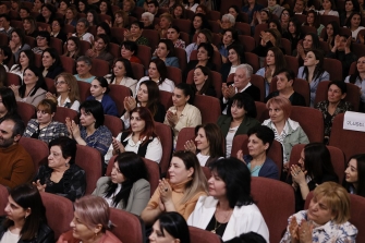 Ձախողումները բարդում են հասարակության վրա, հայտարարելով, թե ժողովուրդը դեռ «չի կրթվել»