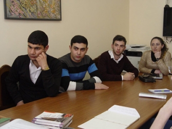 Ապագա ուսանող-փորձագետներն ուսումնասիրում են բուհերի ինքնավերլուծությունները