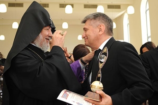“Ոսկե ծիրանի” հոգևոր մրցանակը