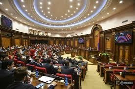 Առաջին ընթերցմամբ խորհրդարանը կողմ քվեարկեց բաց տարածքում դիմակի բացակայության դեպքում 10 000 դրամ տուգանելու նախագծին