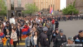 Ցուցարարներն աշխարհից պահանջում են հավասարության նշան չդնել կողմերի միջև 