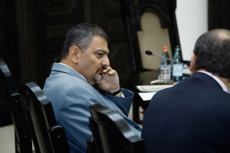 Փոխվարչապետը կուչ չի գալիս