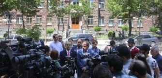«Ելքը» ահազանգում է Տարոն Մարգարյանի շտաբներից մեկում ընտրակաշառք բաժանելու մասին 