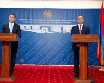 Երևանում հանդիպել են Հայաստանի և Վրաստանի պաշտպանության նախարարները