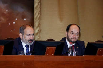 Նի­կոլ Փա­շի­ն­յա­նը հեր­թա­կան ան­գամ կանգ­նել է Ա­րա­յիկ Հա­րու­թ­յուն­յա­նի «թա­սի­բին»