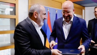 Գրպանն այնքան լայն է բացել, որ մեջը ով ինչ ասես գցում է