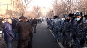 Բախումներ պատգամավորների և ցուցարարների միջև ԱԺ մուտքի մոտ