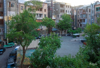 Բակն էնքա՜ն փոքր թվաց, ասես, իմ մանկության բակի դեկորացիան լիներ