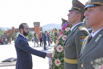 Արարատ Միրզոյանը հարգանքի տուրք է մատուցել Ստեփանակերտի Եղբայրական գերեզման-հուշահամալիրում