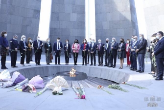 Ֆրանսիայի խորհրդարանական պատվիրակությունը հարգանքի տուրք մատուցեց Ծիծեռնակաբերդի հուշահամալիրում