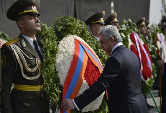 ՀՀ անկախության 26-րդ տարեդարձի առթիվ Նախագահը այցելել է «Եռաբլուր» պանթեոն