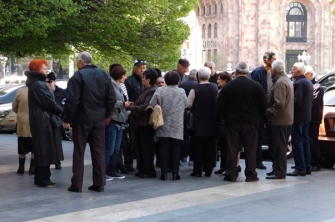Բողոքի ակցիաներ՝ կառավարության շենքի դիմաց 