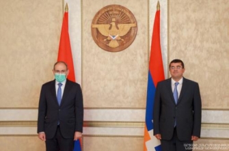 Արցախի նախագահ Արայիկ Հարությունյանը հանդիպել է ՀՀ վարչապետ Նիկոլ Փաշինյանի հետ