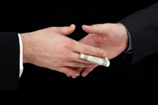 Կաշառքով Հայաստան է վերադարձնում
