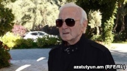 Շառլ Ազնավուրը քննադատում է ու երգում