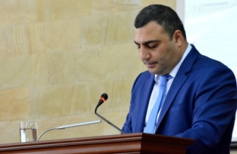 Էջմիածնի քաղաքապետը հաշտության ձեռք է մեկնում