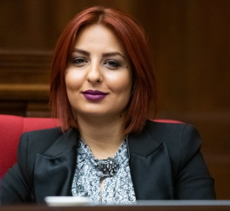 «Մարդ­կանց փա­ռա­բա­նե­լը, սր­բե­րի շար­քում դա­սե­լը, հայ­հո­յե­լը, սև ու սպի­տա­կի բա­ժա­նե­լը 2018-ի ապ­րիլ-մա­յիս­յան ի­րա­դար­ձու­թ­յուն­նե­րի ժա­մա­նա­կից են սկիզբ ա­ռել ու չեն լքում մեզ»