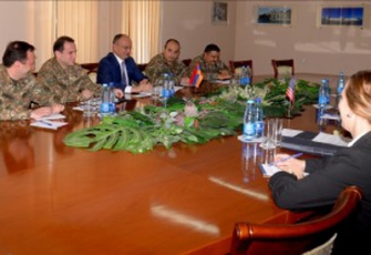 ՊՆ-ում միջազգային խորհրդատվական թիմի հետ քննարվկել են բանակաշինության խնդիրներ