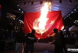 «Սրբացված» դրոշներ և խոնարհված խաչեր