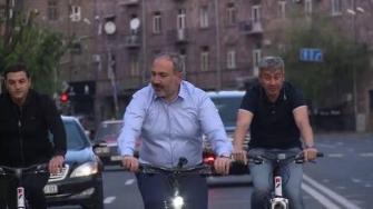 Այս «անշառ» ու «բարի» թեման էլ է  աղավաղում՝ վերածելով ցինիկ ներկայացման