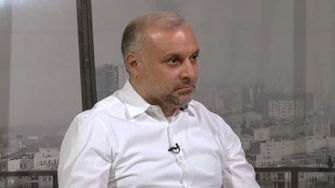 Դուք ու՞մ կողմից եք   