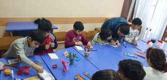 Թանգարանային անցուդարձը, Սիպիլը և բացիկների փոքրիկ հեղինակները