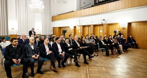 Թե՛ երկրի ներսում, թե՛ դրսում նրան ցույց են տալիս, որ ինքը հայ ժողովրդի հետ չունի որևէ առնչություն